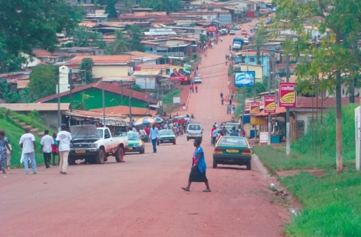 WhatsApp Image 2026-01-02 at 18.07.24 La route principale de cette ville illustre les difficultés d’accès et de mobilité des populations.