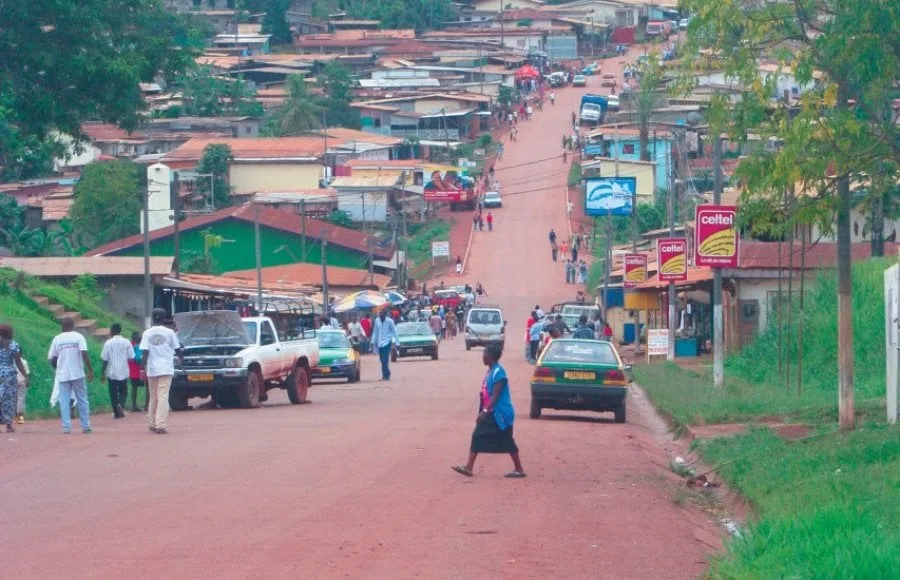 La route principale de cette ville illustre les difficultés d’accès et de mobilité des populations.