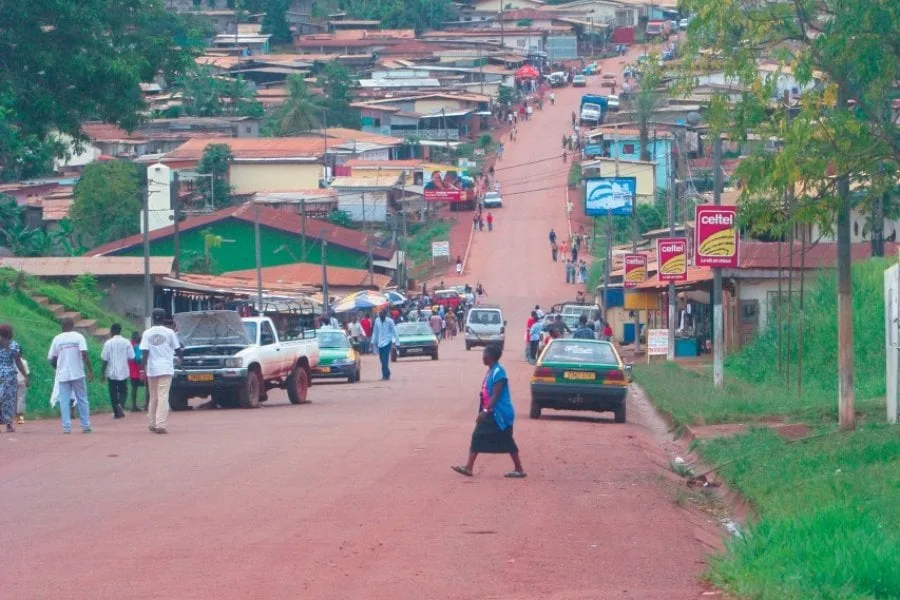La route principale de cette ville illustre les difficultés d’accès et de mobilité des populations.