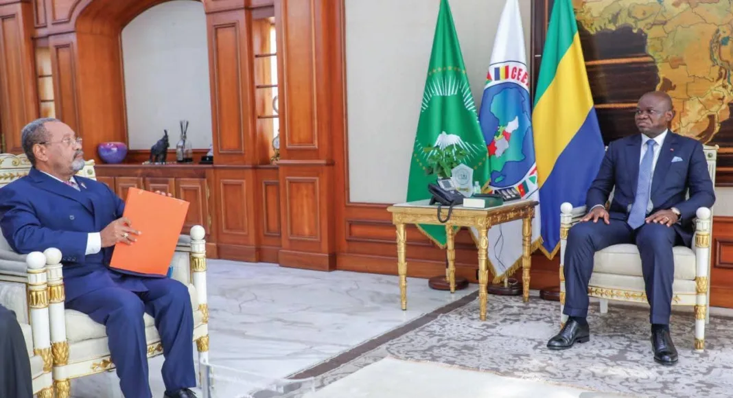 Guy Bertrand Mapangou lors de l'entretien du bureau du CESEC avec le président de la République.