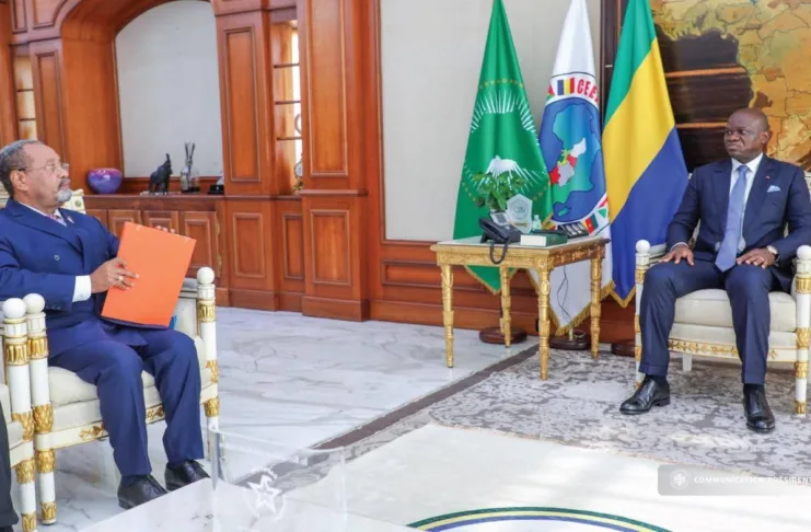 Guy Bertrand Mapangou lors de l'entretien du bureau du CESEC avec le président de la République.