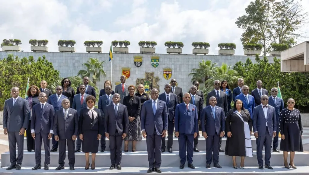 Plus qu'un cliché protocolaire, cette image immortalise l'équipe désormais liée par un contrat de performance strict, marquant le passage définitif vers une administration de résultats au service des Gabonais