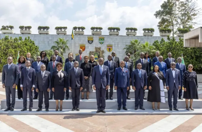 Plus qu'un cliché protocolaire, cette image immortalise l'équipe désormais liée par un contrat de performance strict, marquant le passage définitif vers une administration de résultats au service des Gabonais