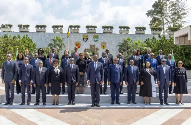 Plus qu'un cliché protocolaire, cette image immortalise l'équipe désormais liée par un contrat de performance strict, marquant le passage définitif vers une administration de résultats au service des Gabonais