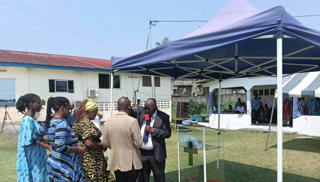 Le révérend pasteur Georges Bruno Ngoussi procédant aux purifications.