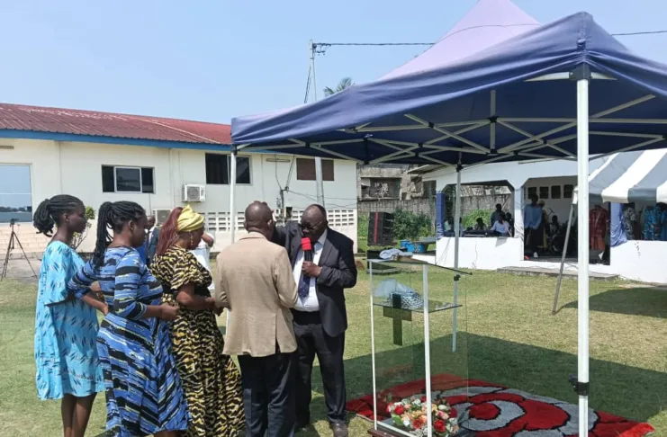 Le révérend pasteur Georges Bruno Ngoussi procédant aux purifications.