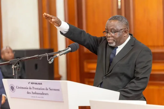 Moment fort de la cérémonie au Palais Rénovation : Alfred Nguia Banda scelle son engagement au service du rayonnement national avant de rejoindre son poste stratégique à Paris.