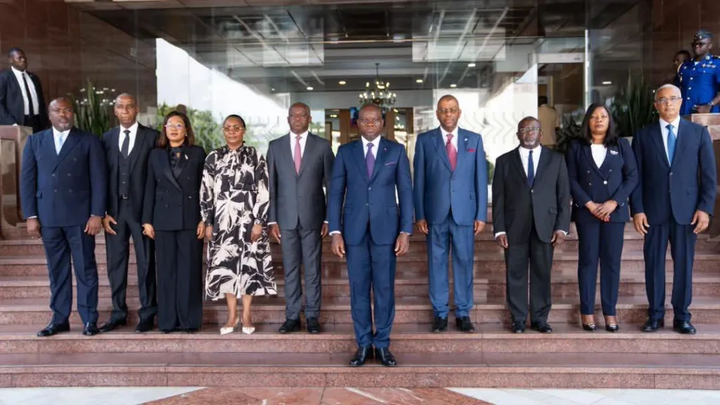 le serment de l’engagement pour un Gabon influent 1 le président de la République, Brice Clotaire Oligui Nguema, entouré du Vice-Président de la République, du Vice-Président du Gouvernement, du ministre des Affaires étrangères et des six ambassadeurs nouvellement assermentés pour porter la voix du Gabon à l'international