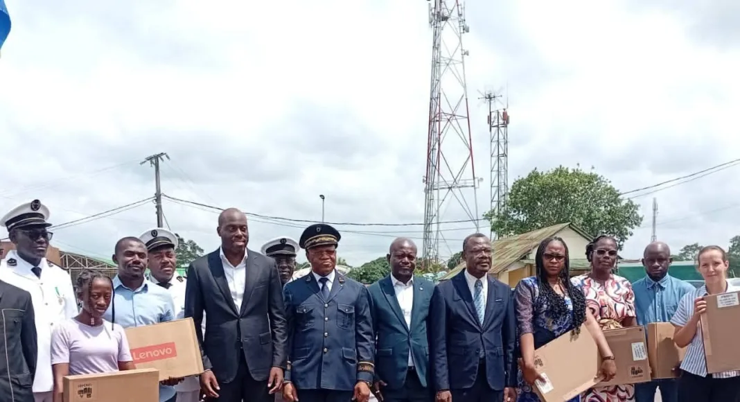 Le ministre Mark Alexandre Doumba et les autorités provinciales, à l’issue de la cérémonie de remise des ordinateurs.