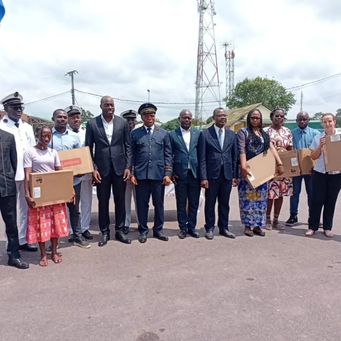 Le ministre Mark Alexandre Doumba et les autorités provinciales, à l’issue de la cérémonie de remise des ordinateurs.