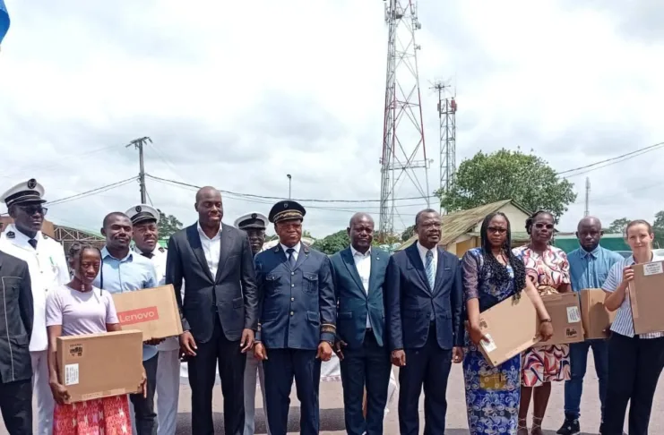 Le ministre Mark Alexandre Doumba et les autorités provinciales, à l’issue de la cérémonie de remise des ordinateurs.