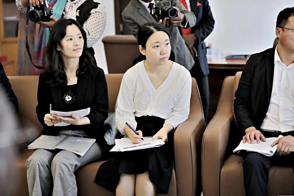 Réhabilitation du Sénat : Huguette Yvonne Nyana-Ekoume met la CCECC sous pression 1 L’équipe de direction de la China Civil Construction Engineering Corporation (CCECC) lors de l’audience au Sénat.