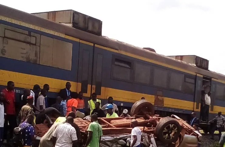 Riverains et passagers s'empressent de porter secours au conducteur du pick-up Mazda, coincé dans l'habitacle après l'impact avec le train express 410 au passage à niveau de Mbaya