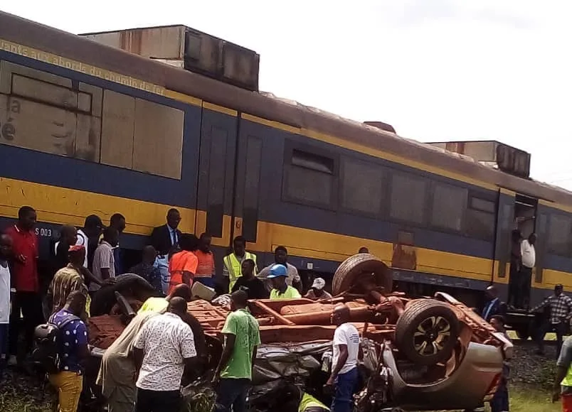 Riverains et passagers s'empressent de porter secours au conducteur du pick-up Mazda, coincé dans l'habitacle après l'impact avec le train express 410 au passage à niveau de Mbaya