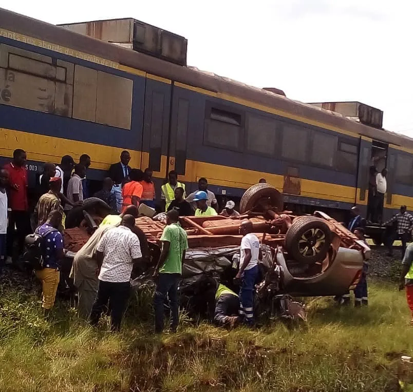 Riverains et passagers s'empressent de porter secours au conducteur du pick-up Mazda, coincé dans l'habitacle après l'impact avec le train express 410 au passage à niveau de Mbaya