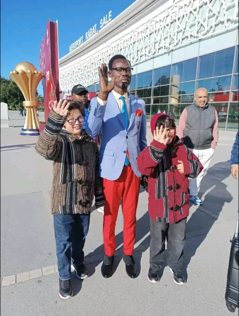 CAN 2025 : Michel Kuka « Lumumba » quitte le Maroc la tête haute et le cœur lourd 1 Un dernier salut au Royaume chérifien : Michel Kuka, alias « Lumumba Vea », emporte avec lui la ferveur d’un public conquis et l’intégrité d’un supporter fidèle jusqu’au bout.