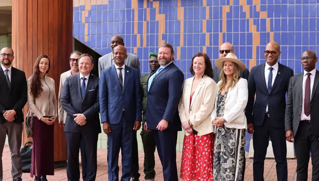 Le ministre Maurice Ntossui Allogo échange avec la délégation d’ONG américaines en prélude à la Conférence internationale sur l’iboga et l’ibogaïne, prévue à Libreville.