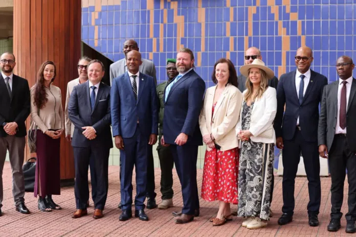 Le ministre Maurice Ntossui Allogo échange avec la délégation d’ONG américaines en prélude à la Conférence internationale sur l’iboga et l’ibogaïne, prévue à Libreville.
