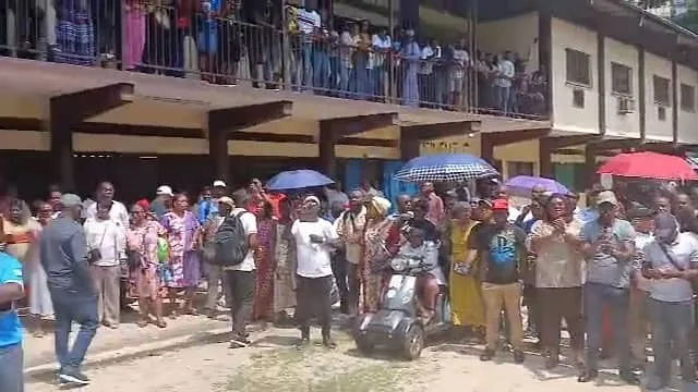 WhatsApp Image 2026-01-10 at 20.00.14 Atmosphère de détermination à l'école publique Martine Oulabou lors de la rencontre du collectif SOS Éducation, où les grévistes ont réaffirmé leur refus de reprendre les cours sans engagements concrets de l'État