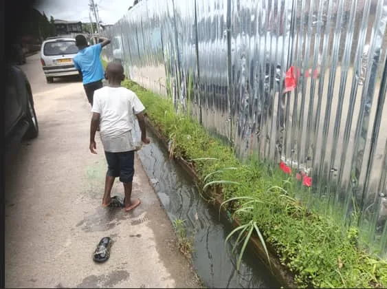 Loin des bancs de l’école et des promesses de croissance, ces jeunes garçons fouillent les rigoles insalubres pour se nourrir, sous le regard indifférent des passants.