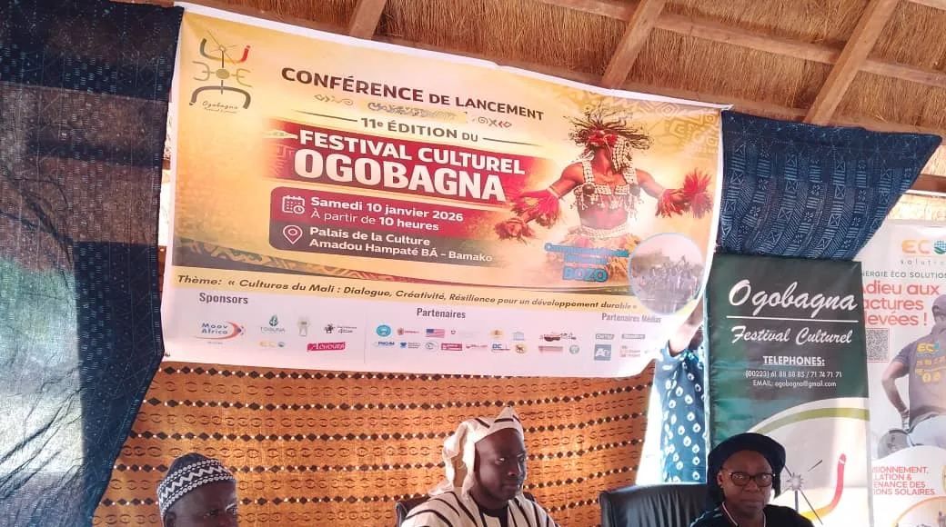 Le Présidium avec le professeur Pierre Adegné Dolo (au centre) lors de la conférence de presse du lancement du festival Ogobagna 11ème édition