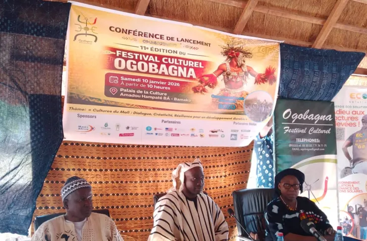Le Présidium avec le professeur Pierre Adegné Dolo (au centre) lors de la conférence de presse du lancement du festival Ogobagna 11ème édition