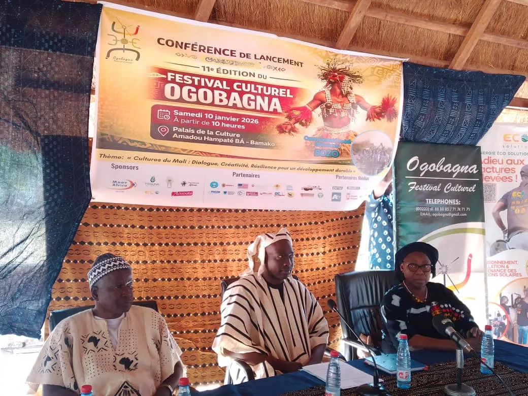 Le Présidium avec le professeur Pierre Adegné Dolo (au centre) lors de la conférence de presse du lancement du festival Ogobagna 11ème édition