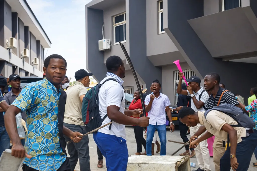 L’ENS bat le fer devant l’ANBG : six mois sans bourses, la coupe est pleine