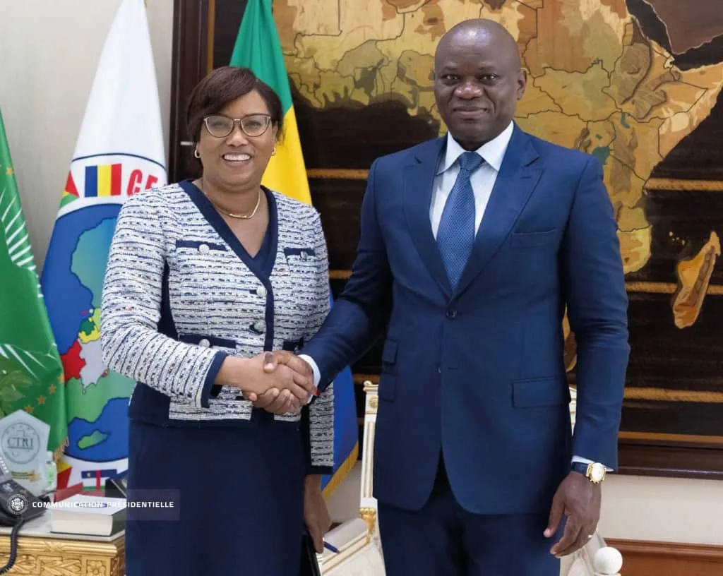 Le président de la République, Brice Clotaire Oligui Nguema, reçoit l'Ambassadeur des États-Unis, Vernelle Trim Fitzpatrick, ce 13 janvier. Rappelée à Washington, la diplomate est venue présenter ses adieux officiels au chef de l'État et réaffirmer la solidité du partenariat économique entre les deux pays.