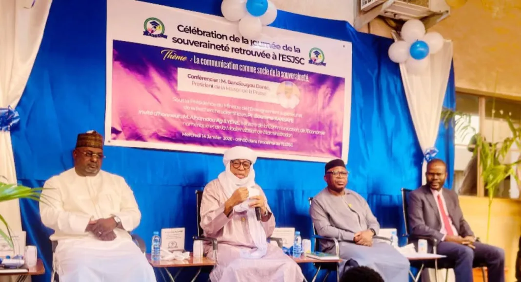 Présidium lors de la cérémonie d'ouverture de la célébration de la journée retrouvée à l'ESJSC