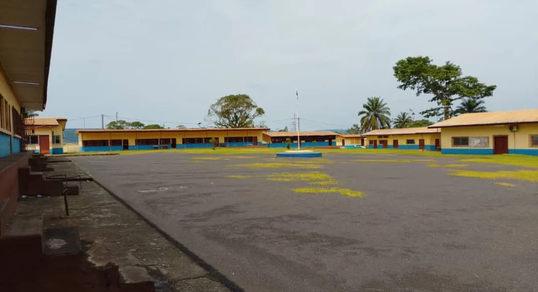 Ce 15 janvier, le silence règne dans les salles de classe, témoignant du divorce entre la base enseignante et les leaders du collectif SOS Education après l'assemblée contestée de Martine Oulabou.