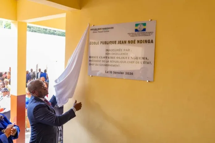 Le chef de l’État retirant le voile inaugural de l’École publique Jean-Noé Ndingha, alors que les enseignants observent une grève entamée depuis la semaine précédente