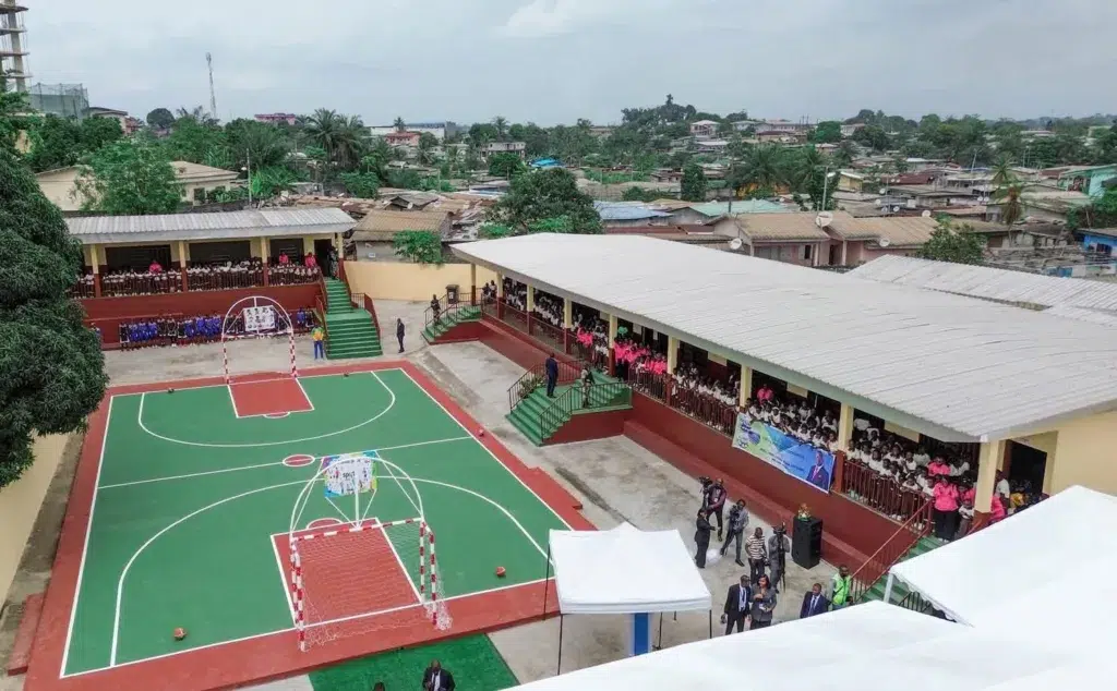 L’établissement a été agrandi avec deux bâtiments R+1, intégrant une salle multimédia et un plateau sportif.