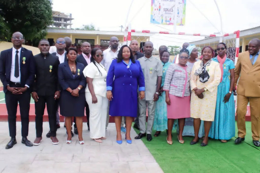 Les autorités administratives et le ministre de l’Éducation nationale.