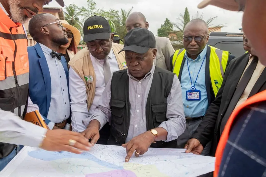 Le ministre Philippe Tonangoye lors de sa mission dans les infrastructures hydrauliques de Libreville.