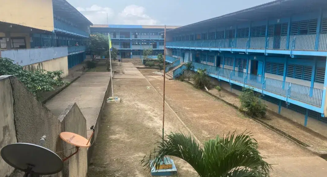 Lycée Jean Hilaire Aubame , ce lundi matin : le silence assourdissant des couloirs vides témoigne du mot d'ordre de grève largement suivi par les enseignants, malgré les appels à la reprise du gouvernement.