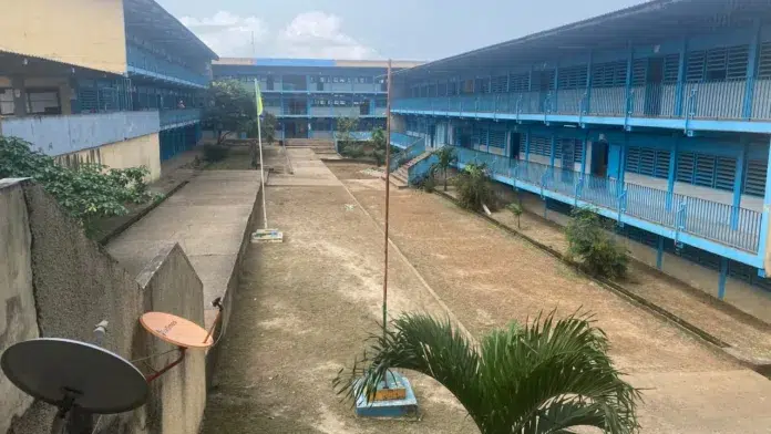 Lycée Jean Hilaire Aubame , ce lundi matin : le silence assourdissant des couloirs vides témoigne du mot d'ordre de grève largement suivi par les enseignants, malgré les appels à la reprise du gouvernement.