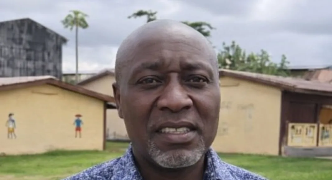 À l'issue de sa tournée de vérification dans les écoles, Marcel Libama affichait sa volonté de « contredire la version officielle » sur la reprise des cours. Il s'agit de l'une des dernières images du syndicaliste avant sa disparition signalée en début d'après-midi.