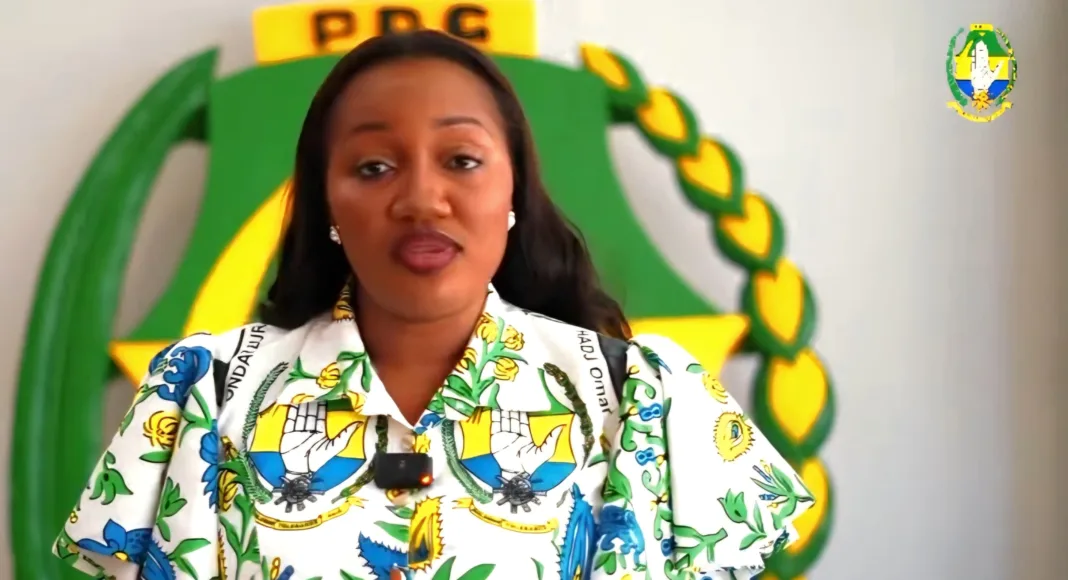 Frédérique Eyang Beyeme, porte-parole du Parti Démocratique Gabonais (PDG), lors de la lecture du communiqué officiel relatif à la crise de l'Éducation nationale, le 22 janvier 2026 à Libreville