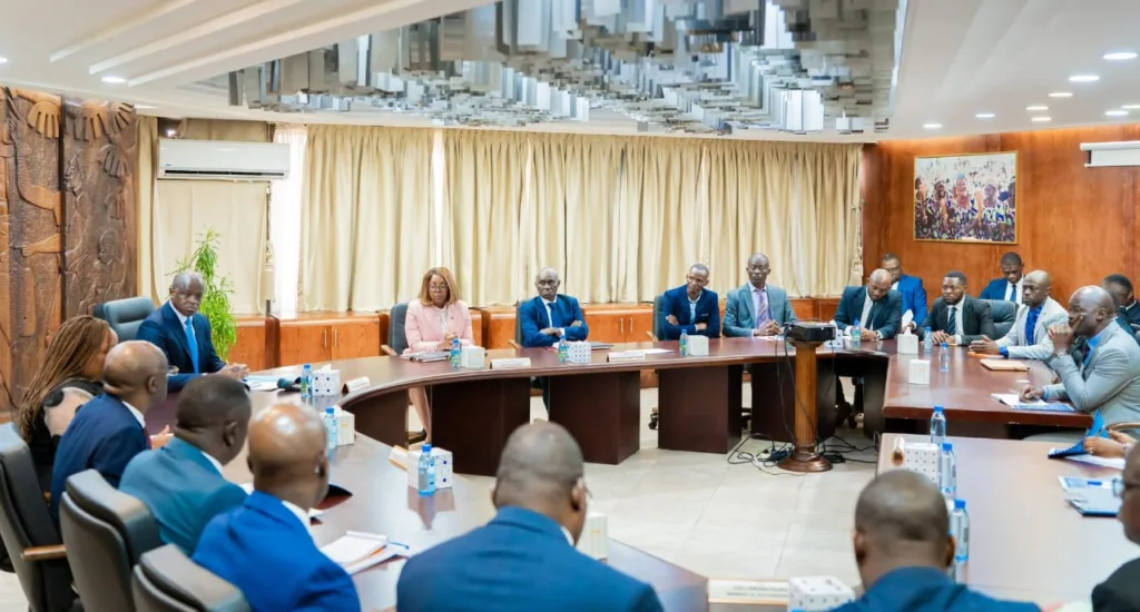 Face à face décisif entre le gouvernement et les représentants du mouvement SOS Éducation, incluant la branche « La Base ». Une table ronde élargie pour tenter de lever les points de blocage qui paralysent le secteur Éducation