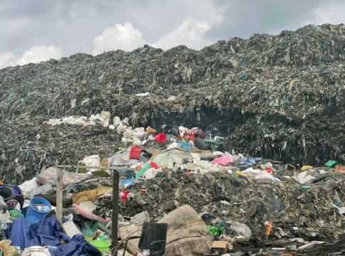 À quelques mètres des habitations, la décharge de Mindoubé expose les populations à des risques sanitaires.