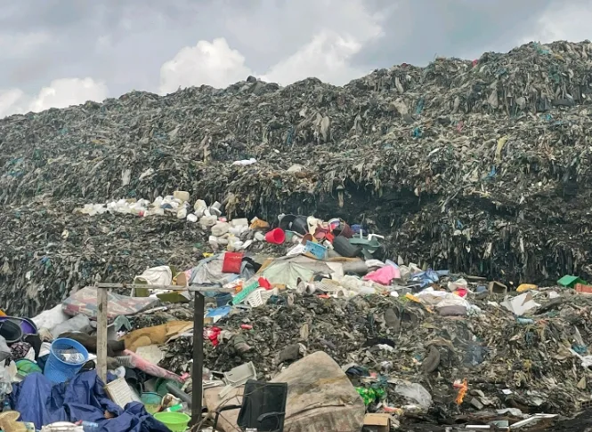 À quelques mètres des habitations, la décharge de Mindoubé expose les populations à des risques sanitaires.