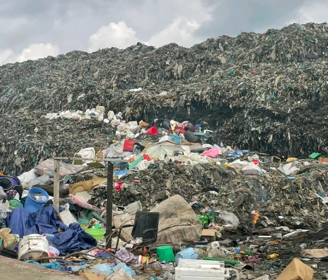 À quelques mètres des habitations, la décharge de Mindoubé expose les populations à des risques sanitaires.