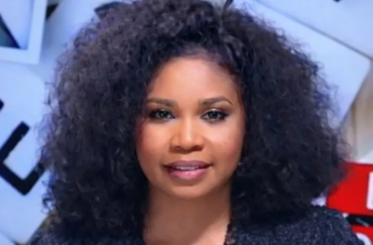 Photo Modeste Okome, la journaliste de Gabon 24, a troqué ses fiches d'économie pour un plaidoyer citoyen adressé au chef de l'État. Un cri du cœur pour réclamer une justice équitable, des hôpitaux fonctionnels et une économie réellement productive.