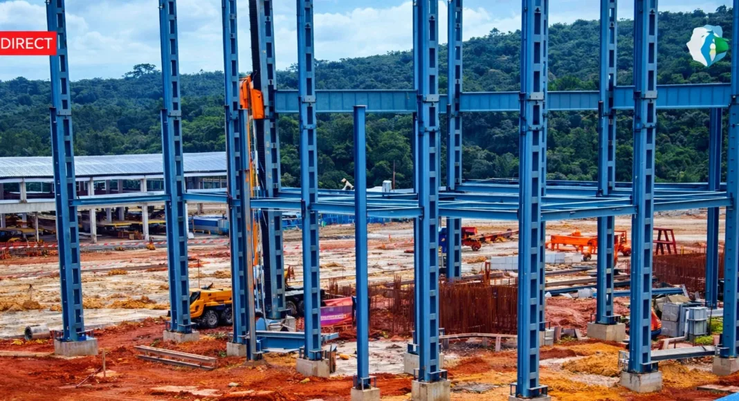 Si la nouvelle usine de Mounana symbolise la prospérité et l'industrialisation du pays, elle occulte l'ombre d'Okondja, où NGM multiplie les licenciements au nom de la rentabilité.