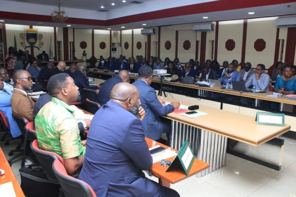 Administration communale : Libreville entame la réforme de ses règles internes 1 Vue des participants à la cérémonie d’ouverture des travaux sur la réforme de l’administration communale.