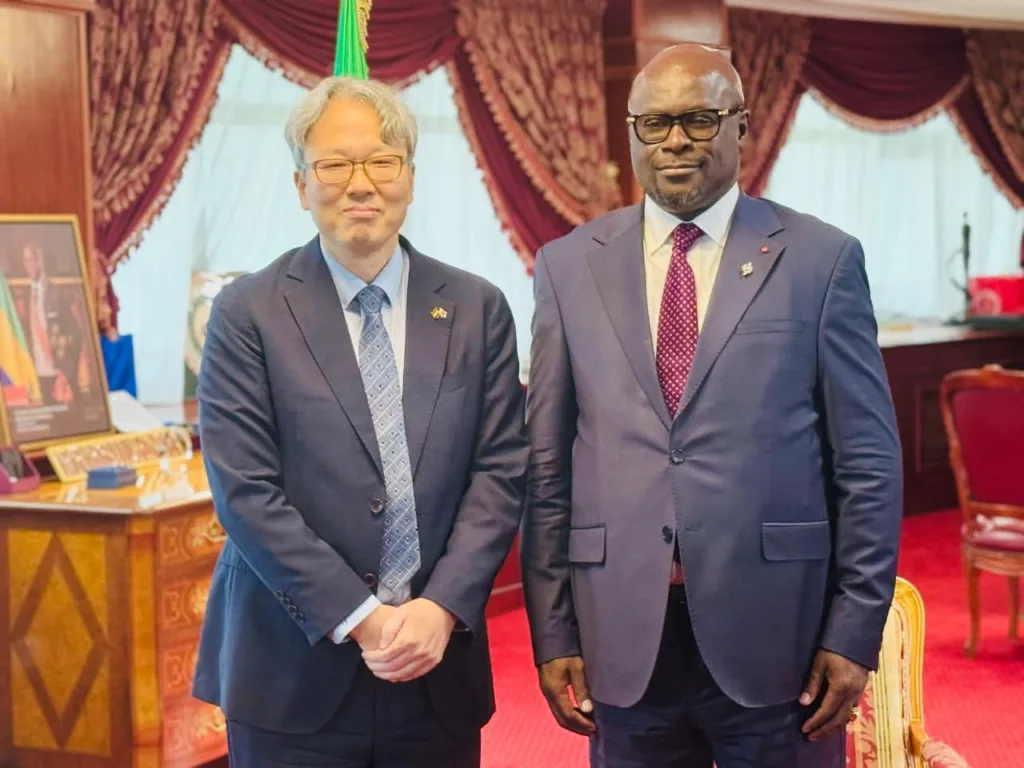 Coopération bilatérale : l’Assemblée nationale au cœur du dialogue 1 Michel Régis Onanga Ndiaye, recevant l’ambassadeur de la République de Corée, Song Bum Shin.