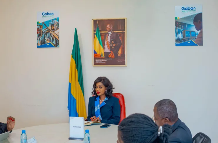 Zenaba Gninga Chaning et les membres du PNUD lors de leur séance de travail.