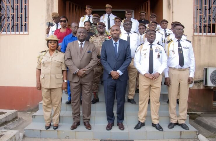 ministre de la Justice, Augustin Emane, à la prison centrale de Libreville