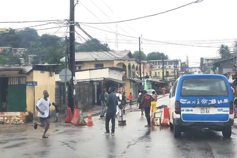Pour cause de travaux devant démarrer bientôt, la route reliant le feu tricolore du PK 8 au carrefour Nyali, mitoyen du quartier Beau-Séjour, dans le 5e arrondissement de Libreville, est désormais fermée à la circulation jusqu'à nouvel ordre.